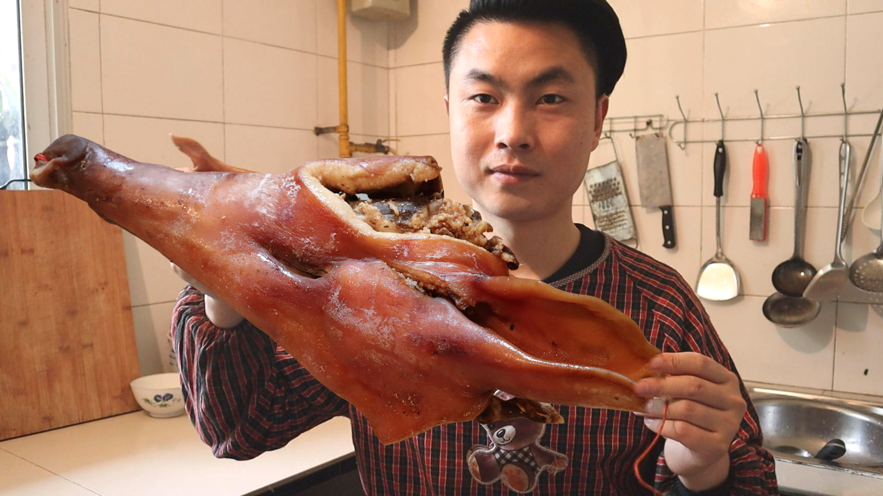 今天吃腊猪头,外表通红里面腊味十足,炖了一个小时,越吃越香